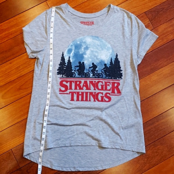 Sold on M.......Stranger Things women's XL graphic Tshirt. ET throwback - Picture 6 of 8